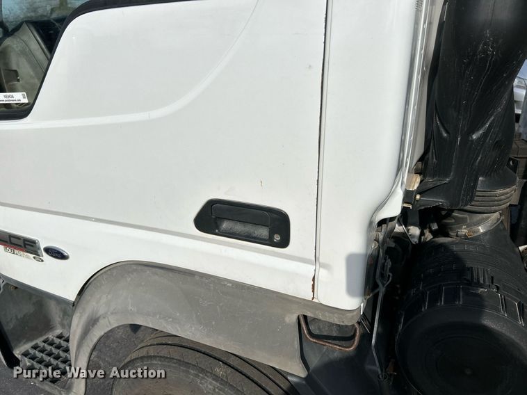 image for item NE9636 2006 Ford LCF  box truck