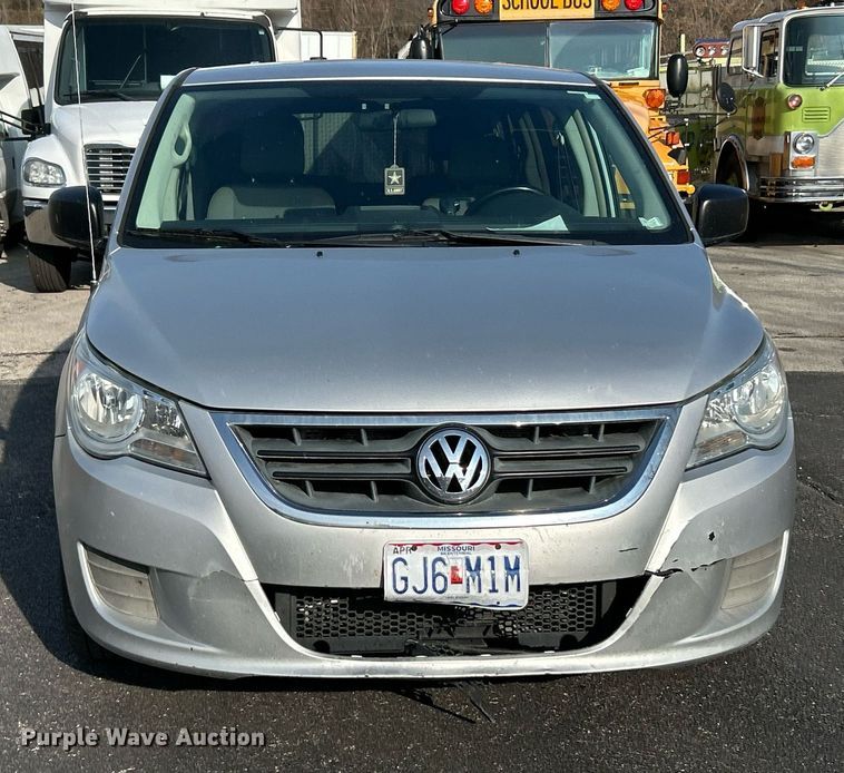 image for item NE9637 2012 Volkswagen Routan S  van