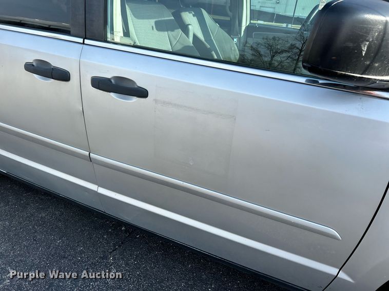 image for item NE9637 2012 Volkswagen Routan S  van