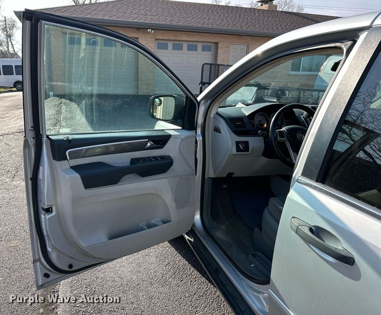 image for item NE9637 2012 Volkswagen Routan S  van