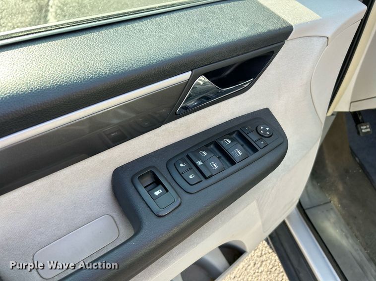 image for item NE9637 2012 Volkswagen Routan S  van