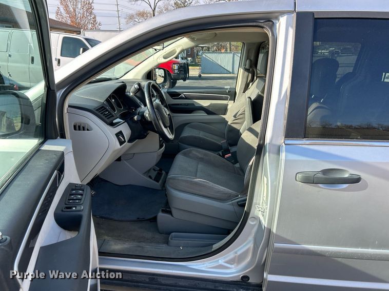 image for item NE9637 2012 Volkswagen Routan S  van