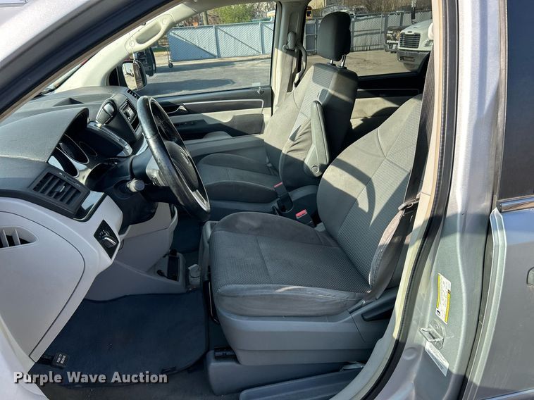 image for item NE9637 2012 Volkswagen Routan S  van