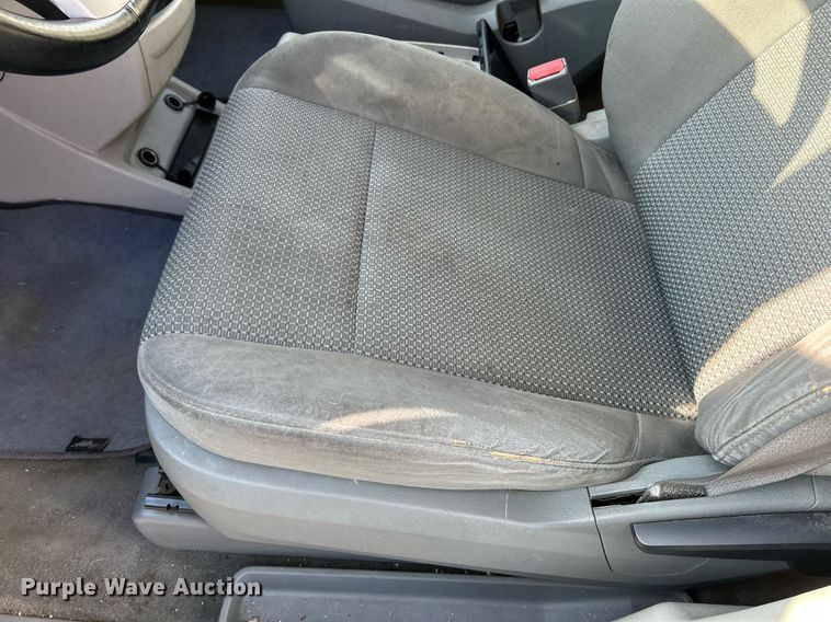 image for item NE9637 2012 Volkswagen Routan S  van