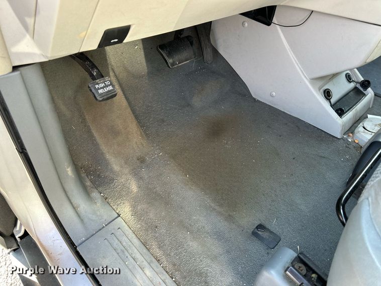 image for item NE9637 2012 Volkswagen Routan S  van