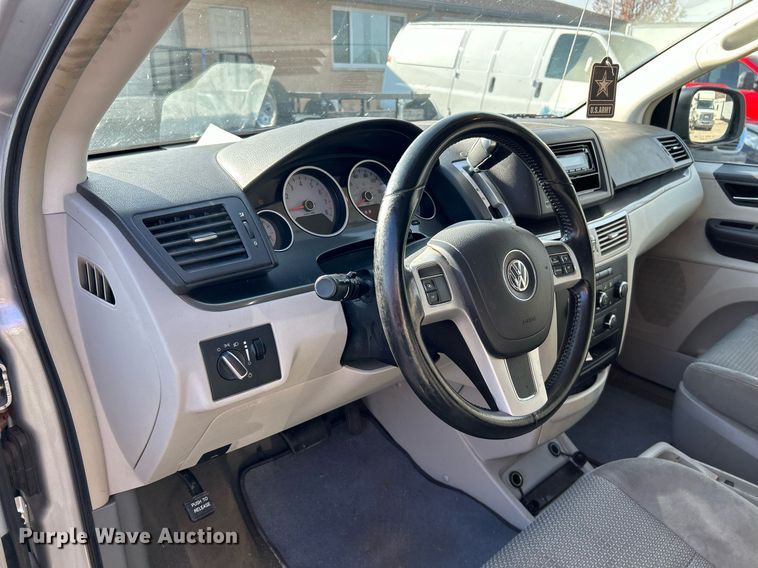 image for item NE9637 2012 Volkswagen Routan S  van