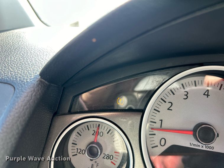 image for item NE9637 2012 Volkswagen Routan S  van