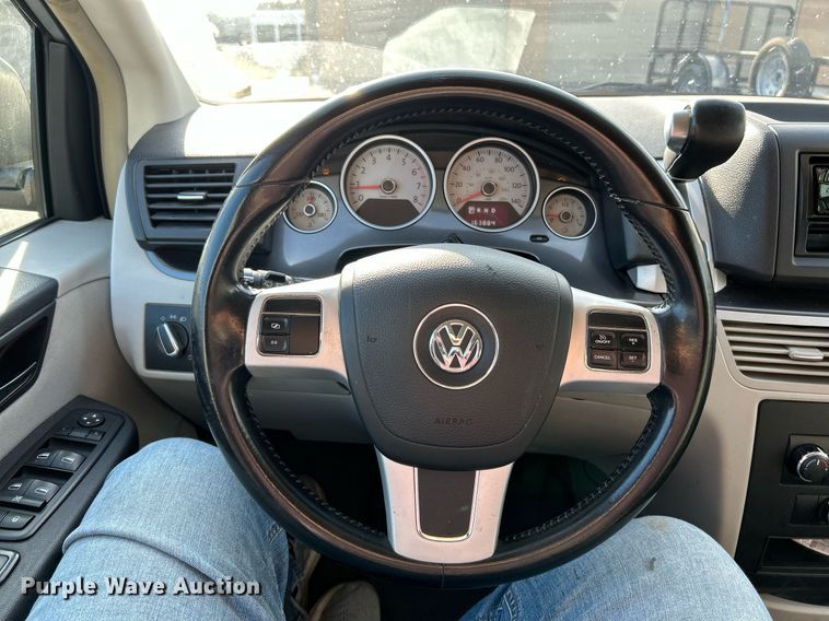 image for item NE9637 2012 Volkswagen Routan S  van