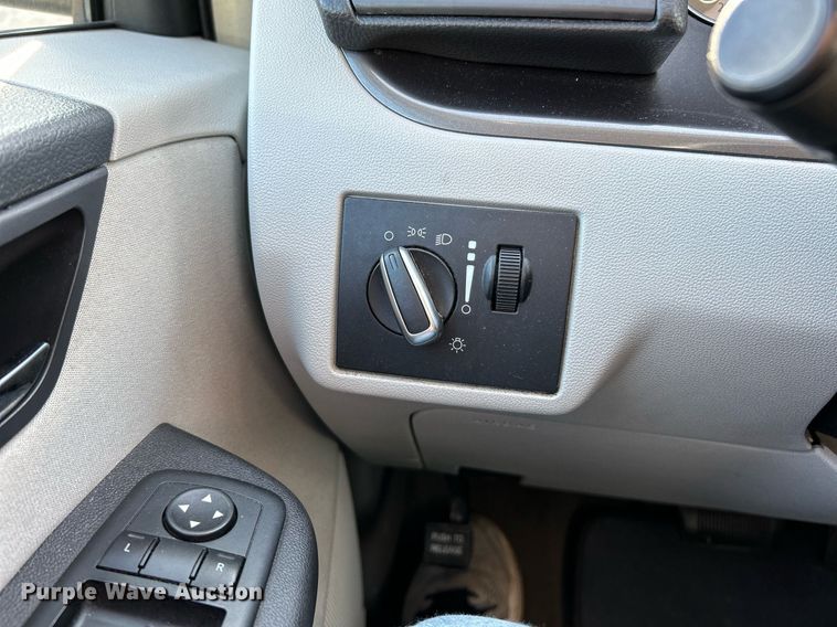 image for item NE9637 2012 Volkswagen Routan S  van