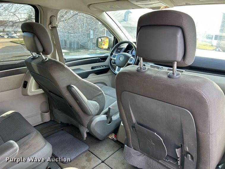 image for item NE9637 2012 Volkswagen Routan S  van