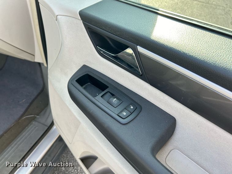 image for item NE9637 2012 Volkswagen Routan S  van