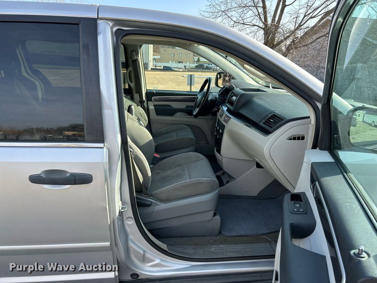 image for item NE9637 2012 Volkswagen Routan S  van