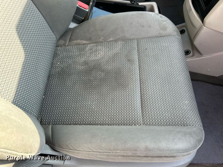 image for item NE9637 2012 Volkswagen Routan S  van