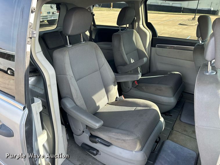 image for item NE9637 2012 Volkswagen Routan S  van