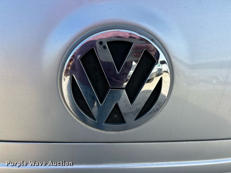 image for item NE9637 2012 Volkswagen Routan S  van