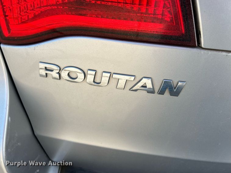 image for item NE9637 2012 Volkswagen Routan S  van