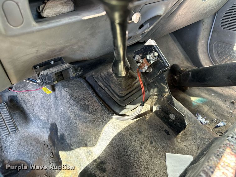 image for item NI9580 2002 Ford F550 Super Duty XL  truck cab and chassis