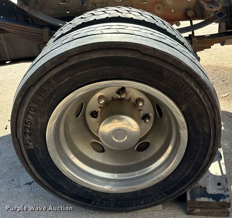 image for item NI9580 2002 Ford F550 Super Duty XL  truck cab and chassis