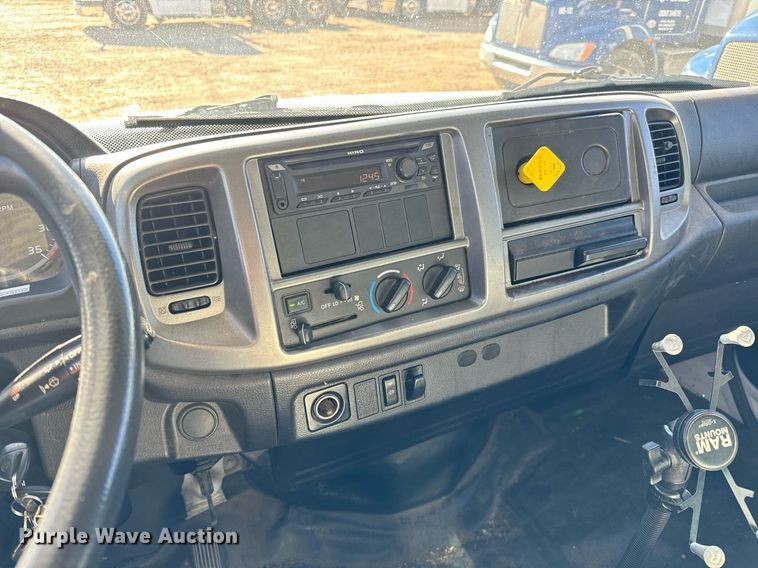 image for item NI9607 2017 Hino 338  box truck