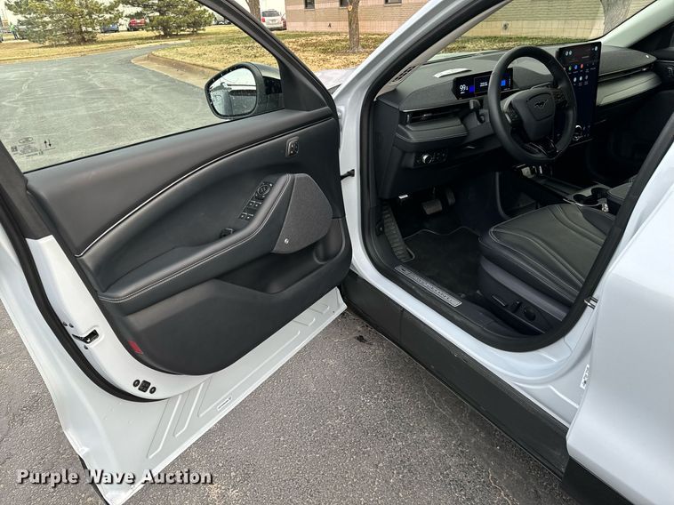image for item NI9652 2021 Ford Mustang Mach E  SUV