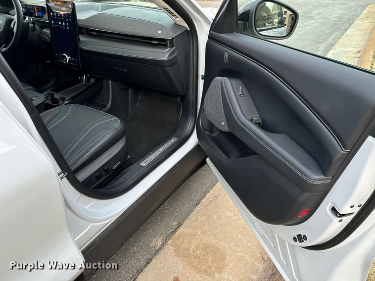 image for item NI9652 2021 Ford Mustang Mach E  SUV