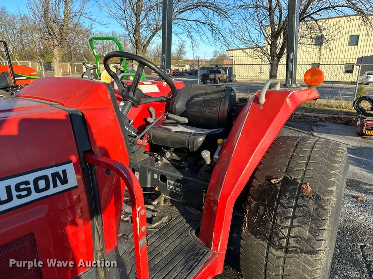 image for item NL9262 2001 Massey Ferguson 1165  MFWD tractor