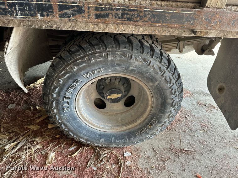 image for item NL9291 2000 Chevrolet C3500  flatbed pickup truck