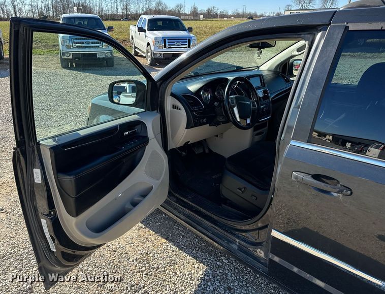 image for item NM9083 2012 Chrysler Town & Country  van