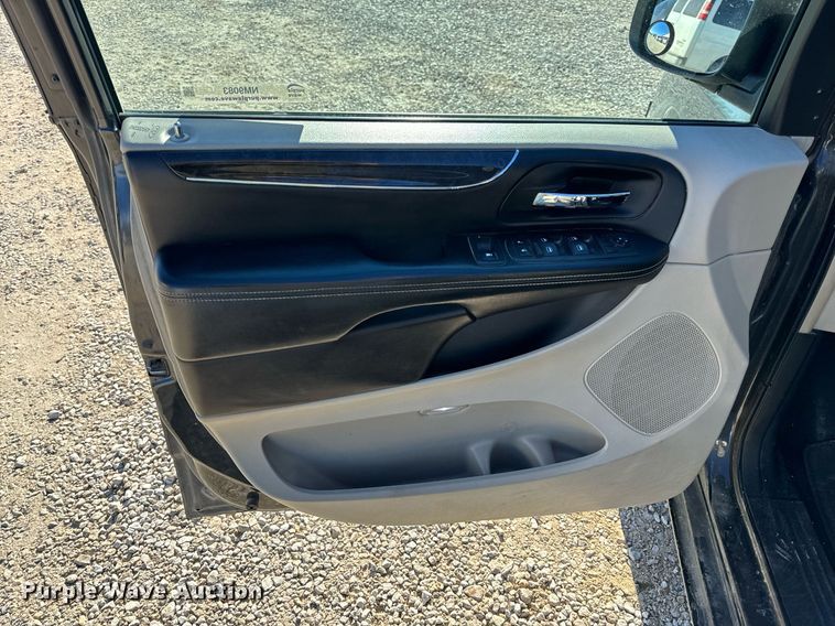 image for item NM9083 2012 Chrysler Town & Country  van