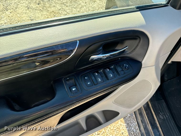 image for item NM9083 2012 Chrysler Town & Country  van