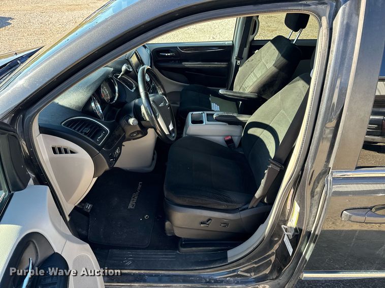 image for item NM9083 2012 Chrysler Town & Country  van