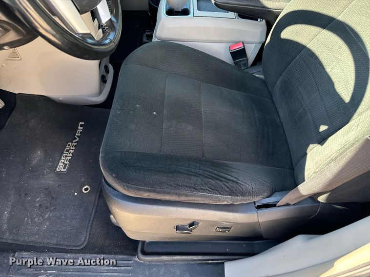 image for item NM9083 2012 Chrysler Town & Country  van