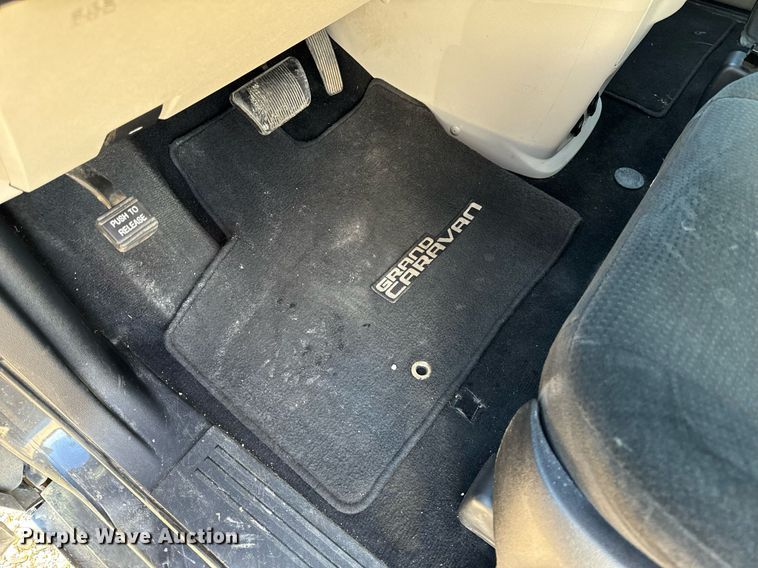 image for item NM9083 2012 Chrysler Town & Country  van