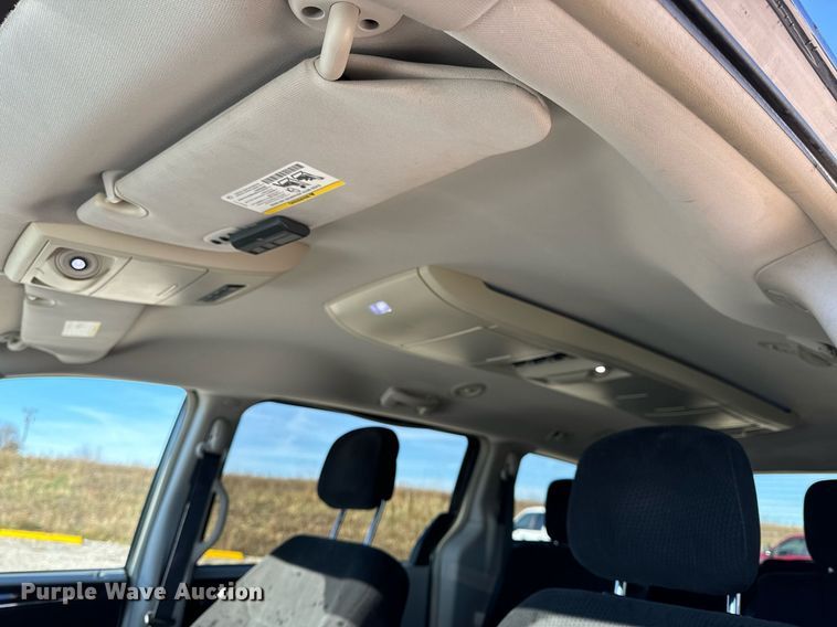 image for item NM9083 2012 Chrysler Town & Country  van