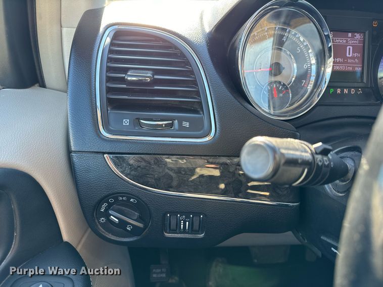 image for item NM9083 2012 Chrysler Town & Country  van