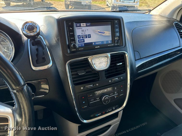 image for item NM9083 2012 Chrysler Town & Country  van