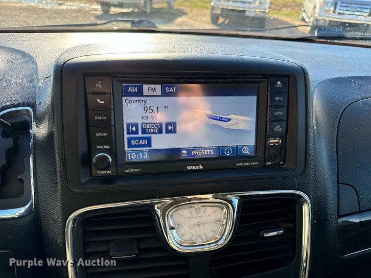 image for item NM9083 2012 Chrysler Town & Country  van