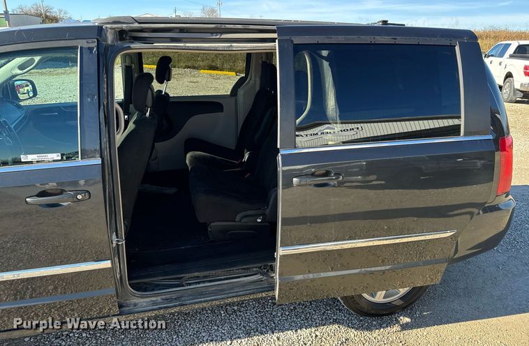 image for item NM9083 2012 Chrysler Town & Country  van