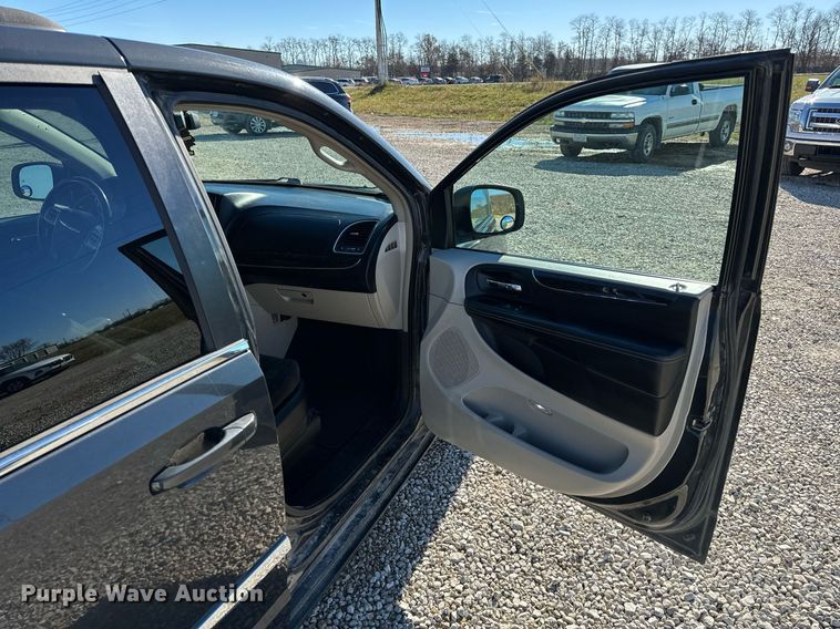 image for item NM9083 2012 Chrysler Town & Country  van