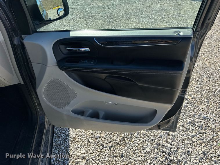 image for item NM9083 2012 Chrysler Town & Country  van