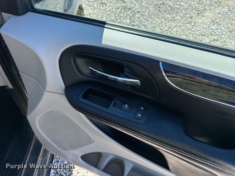 image for item NM9083 2012 Chrysler Town & Country  van