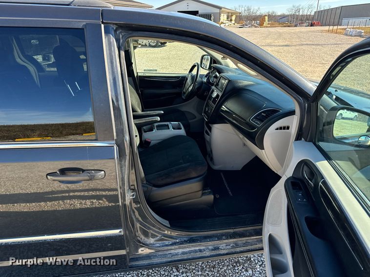 image for item NM9083 2012 Chrysler Town & Country  van