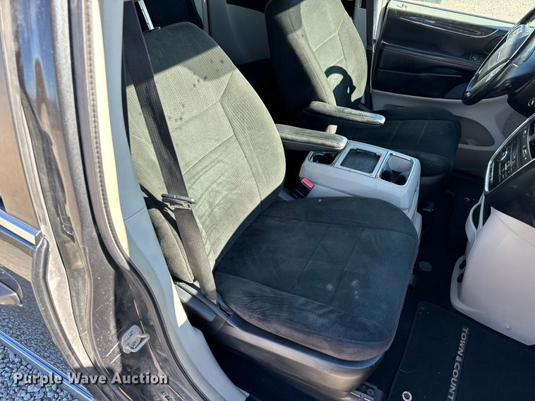 image for item NM9083 2012 Chrysler Town & Country  van