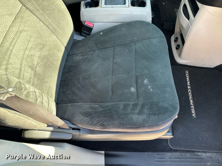 image for item NM9083 2012 Chrysler Town & Country  van