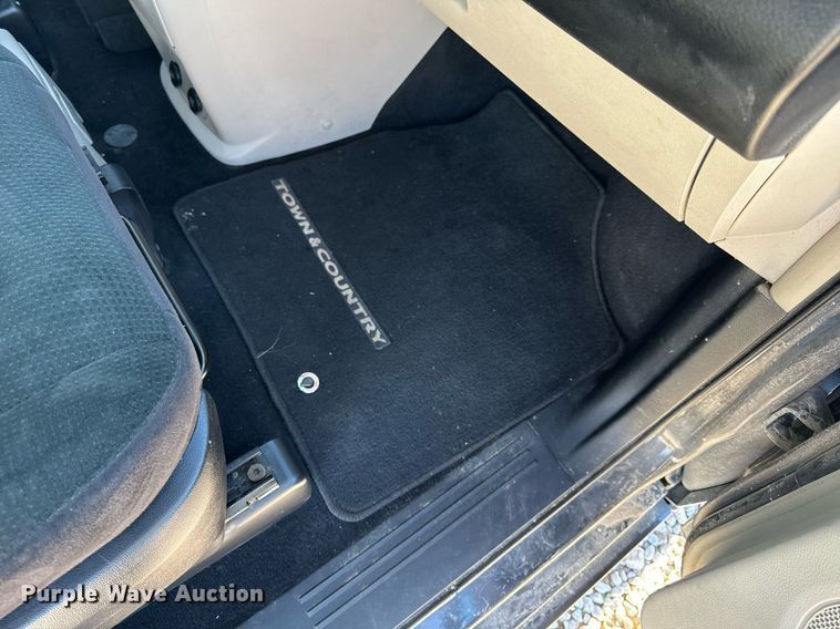 image for item NM9083 2012 Chrysler Town & Country  van