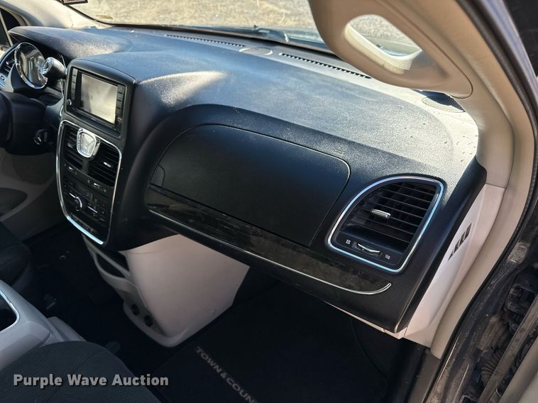 image for item NM9083 2012 Chrysler Town & Country  van