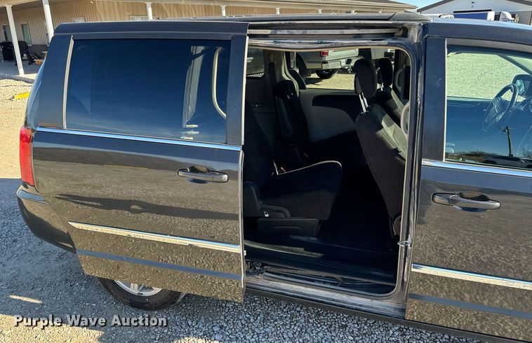 image for item NM9083 2012 Chrysler Town & Country  van