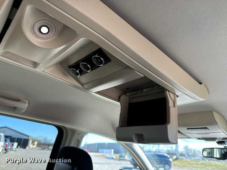 image for item NM9083 2012 Chrysler Town & Country  van