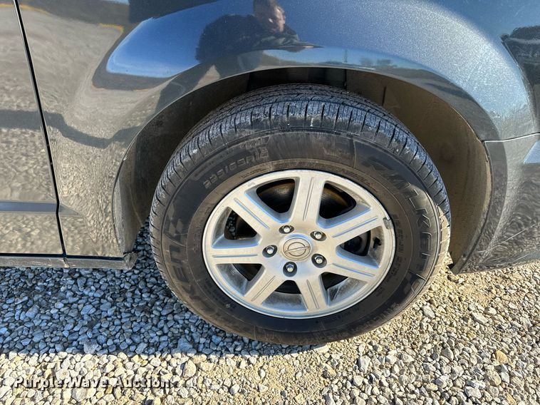 image for item NM9083 2012 Chrysler Town & Country  van