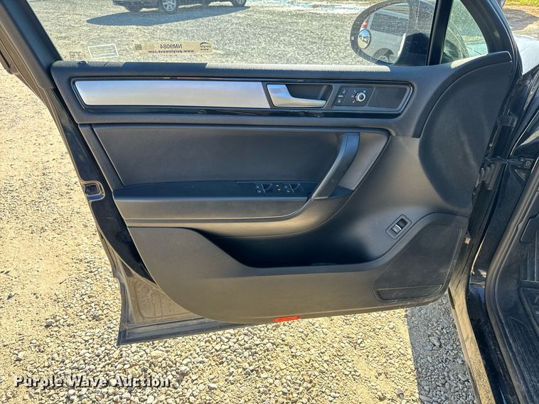 image for item NM9084 2012 Volkswagen Touareg TDI  SUV